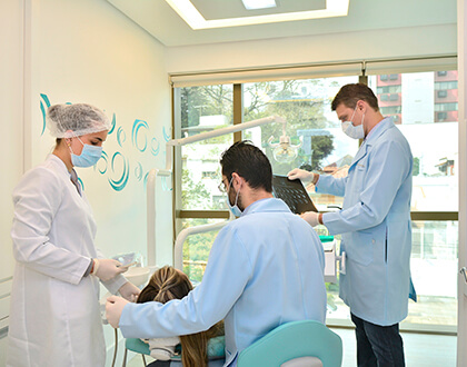 Implantes Dentrios - S Caye Odontologia